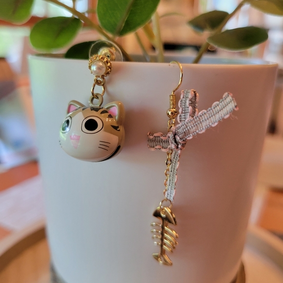 💥ONE LEFT💥Kitty’s Lunch Mismatched Dangle Earrings, 16k gold - Picture 5 of 5